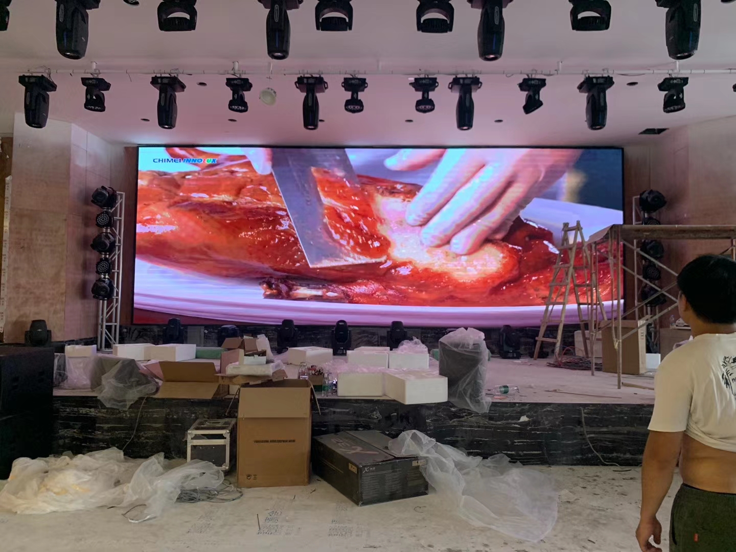 LED走字屏、門(mén)頭顯示屏、LED燈箱、酒吧動(dòng)感顯示屏制作